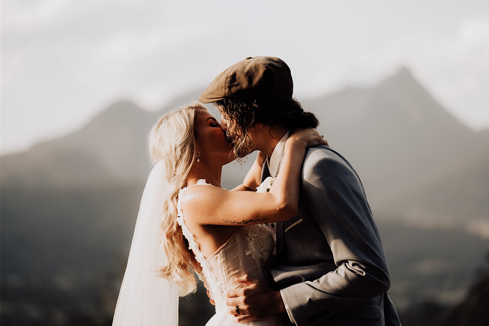 Hitched In Paradise - Byron Bay Elopement - Midginbil Hill Wedding Kiss
