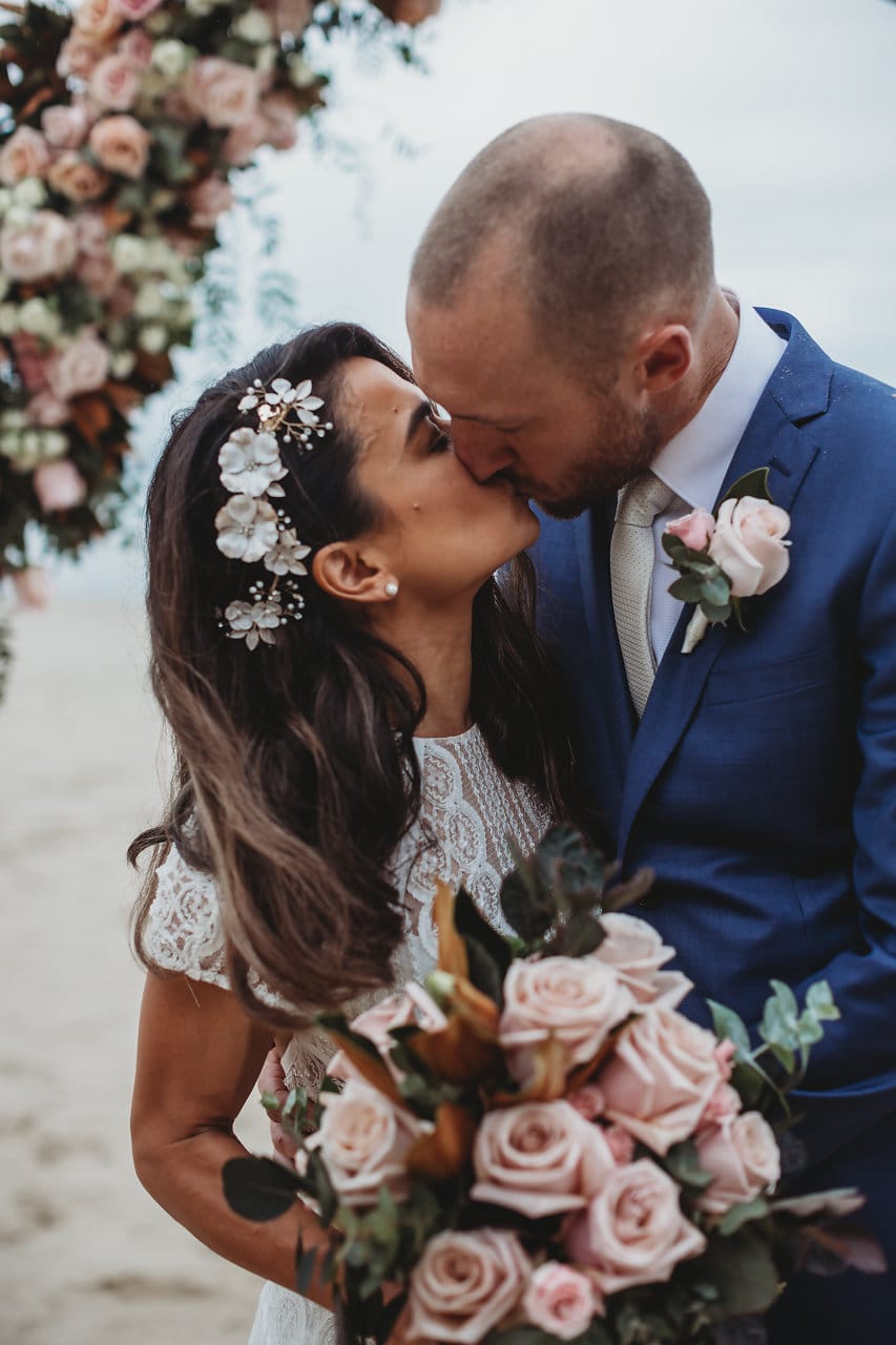 KNKissCloseP KNKissCloseP